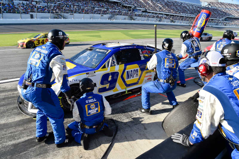 #9: Chase Elliott, Hendrick Motorsports, Chevrolet Camaro NAPA Auto Parts, pit stop