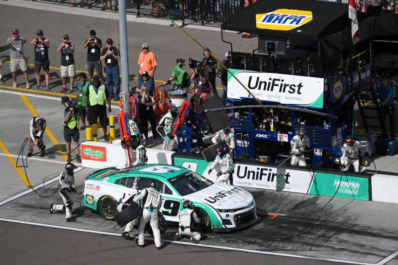 #9: Chase Elliott, Hendrick Motorsports, UniFirst Chevrolet Camaro, pit stop