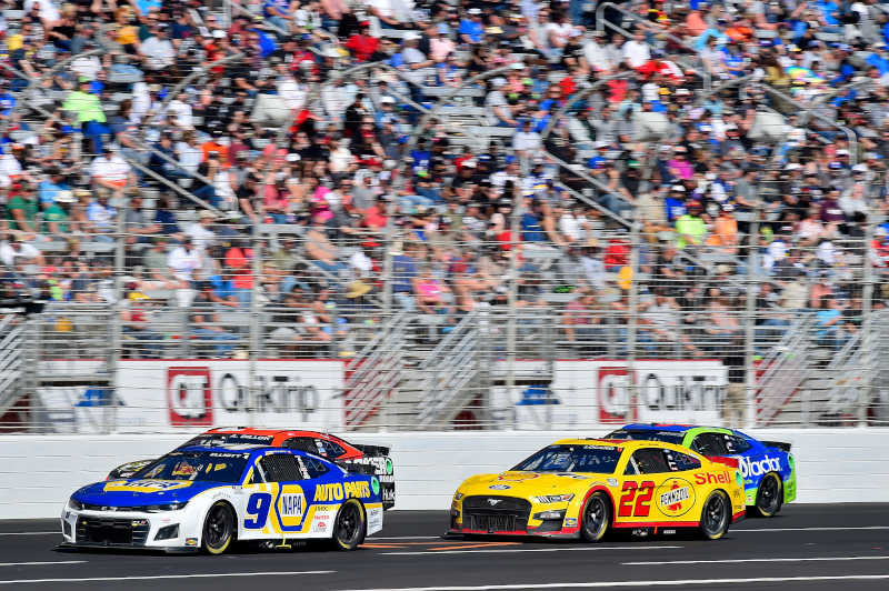 #9: Chase Elliott, Hendrick Motorsports, NAPA Auto Parts Chevrolet Camaro and #22: Joey Logano, Team Penske, Shell Pennzoil Ford Mustang