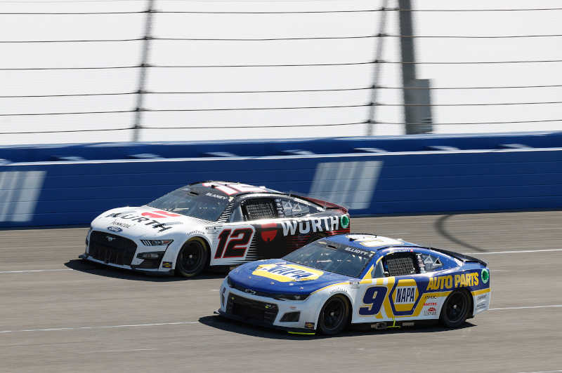 #9: Chase Elliott, Hendrick Motorsports, Chevrolet Camaro NAPA Auto Parts, #12: Ryan Blaney, Team Penske, Ford Mustang Wurth