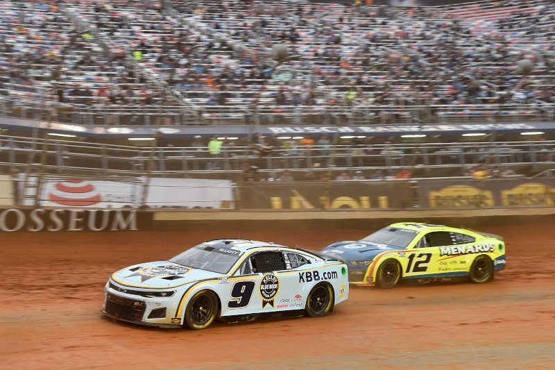 #9: Chase Elliott, Hendrick Motorsports, Kelley Blue Book Chevrolet Camaro, #12: Ryan Blaney, Team Penske, Menards/Dutch Boy Ford Mustang