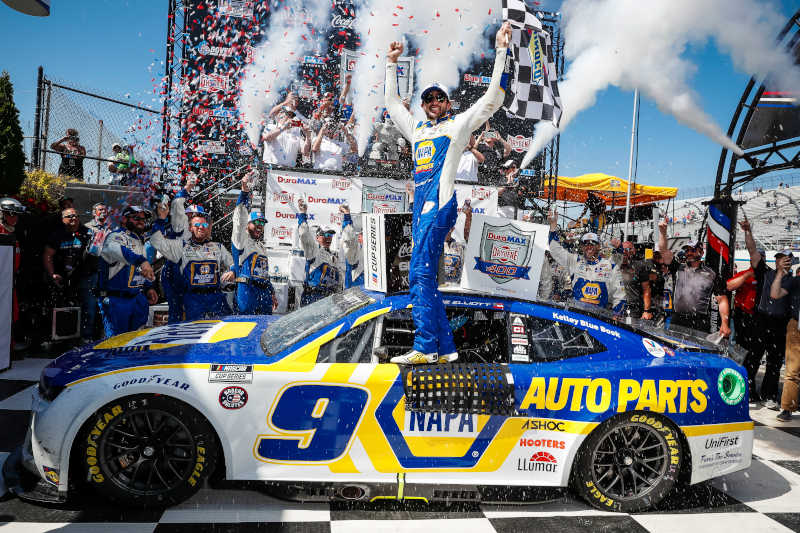 #9: Chase Elliott, Hendrick Motorsports, NAPA Auto Parts Chevrolet Camaro in victory lane
