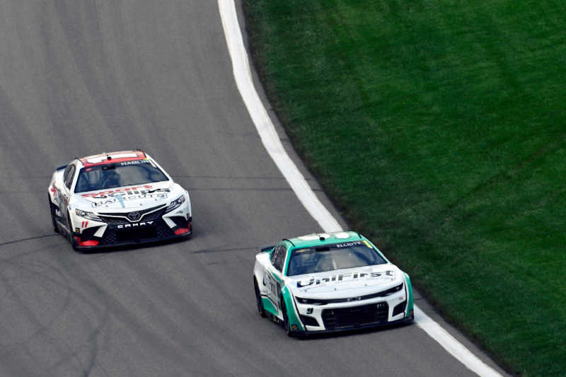 #9: Chase Elliott, Hendrick Motorsports, UniFirst Chevrolet Camaro and #11: Denny Hamlin, Joe Gibbs Racing, Sport Clips Haircuts Toyota Camry
